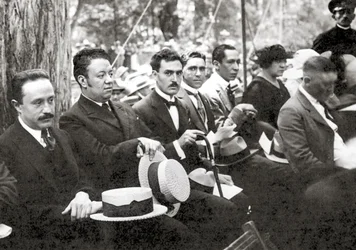 Jose Vasconcelos ja Diego Rivera ulkoilmatapahtumassa Chapultepec Parkissa, Mexico Cityssä, 1921